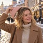 Kobieta zdejmuje różową czapkę Haircloud – widać satynową podszewkę i gładkie włosy